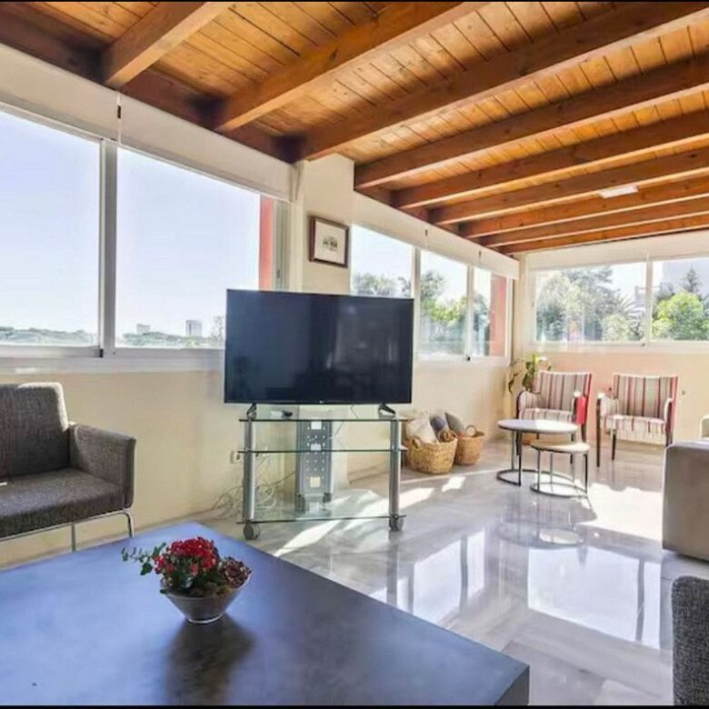 Six-bedroom villa with renovation potential in Elviria, Marbella East