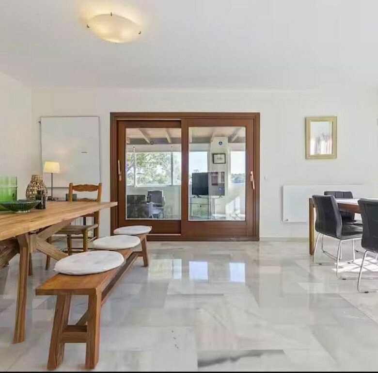 Six-bedroom villa with renovation potential in Elviria, Marbella East