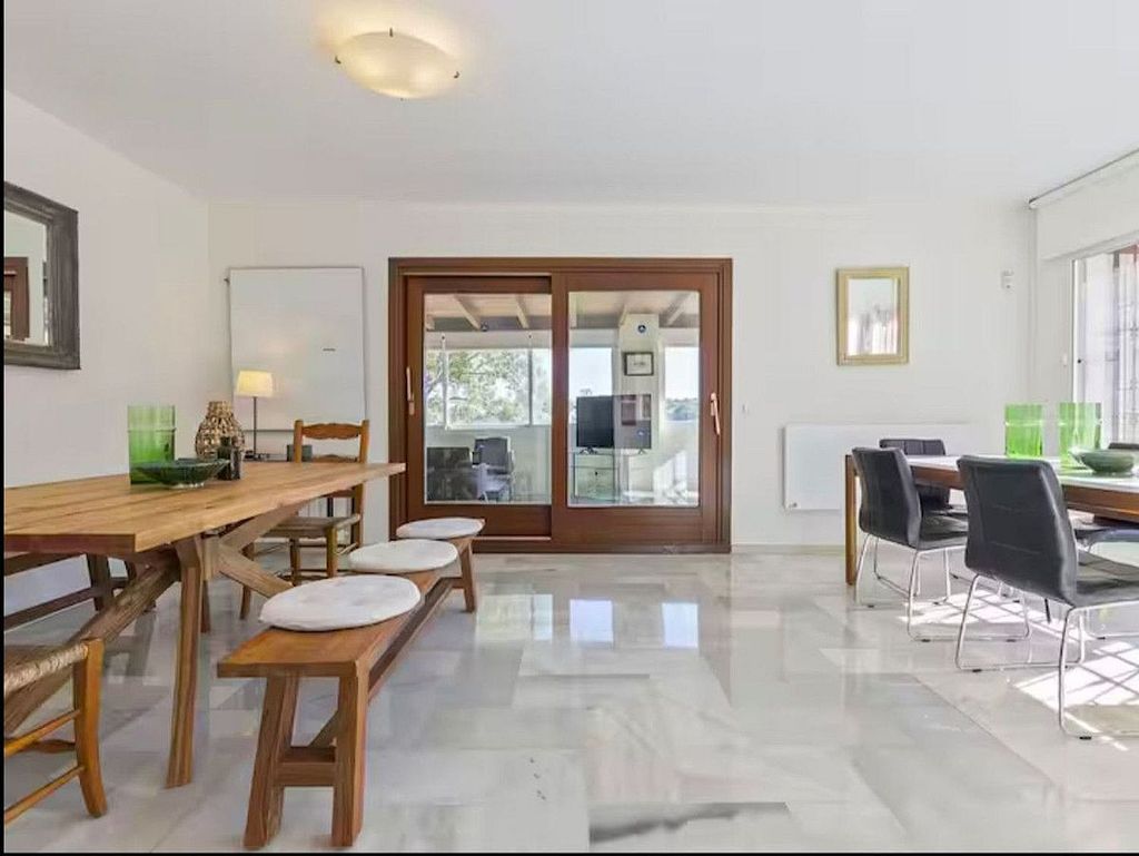 Six-bedroom villa with renovation potential in Elviria, Marbella East