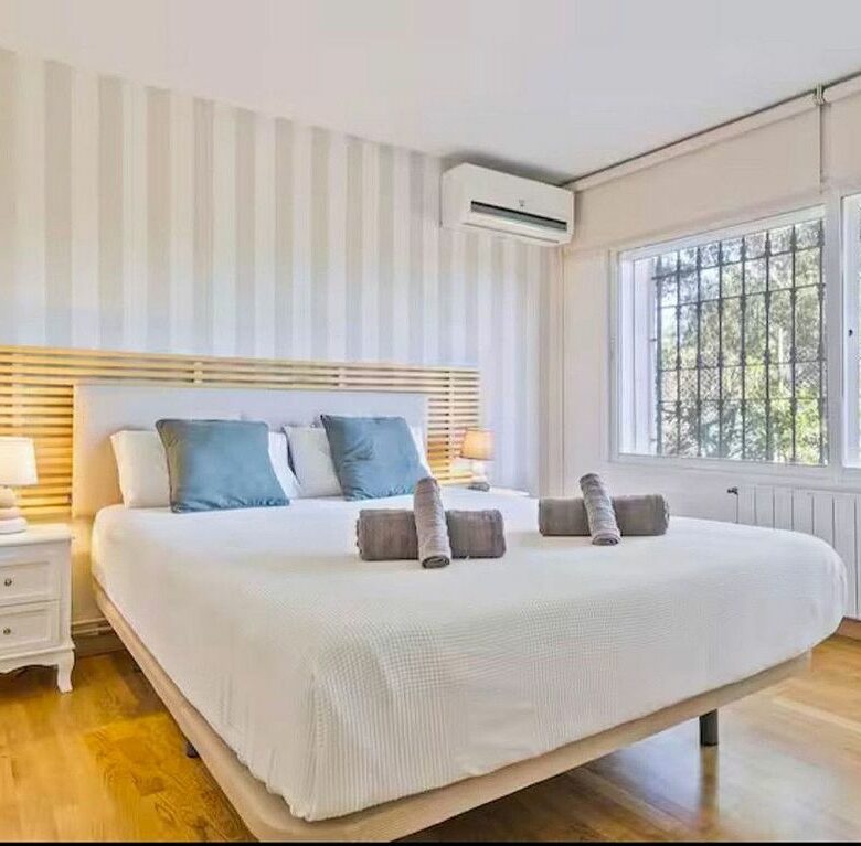 Six-bedroom villa with renovation potential in Elviria, Marbella East