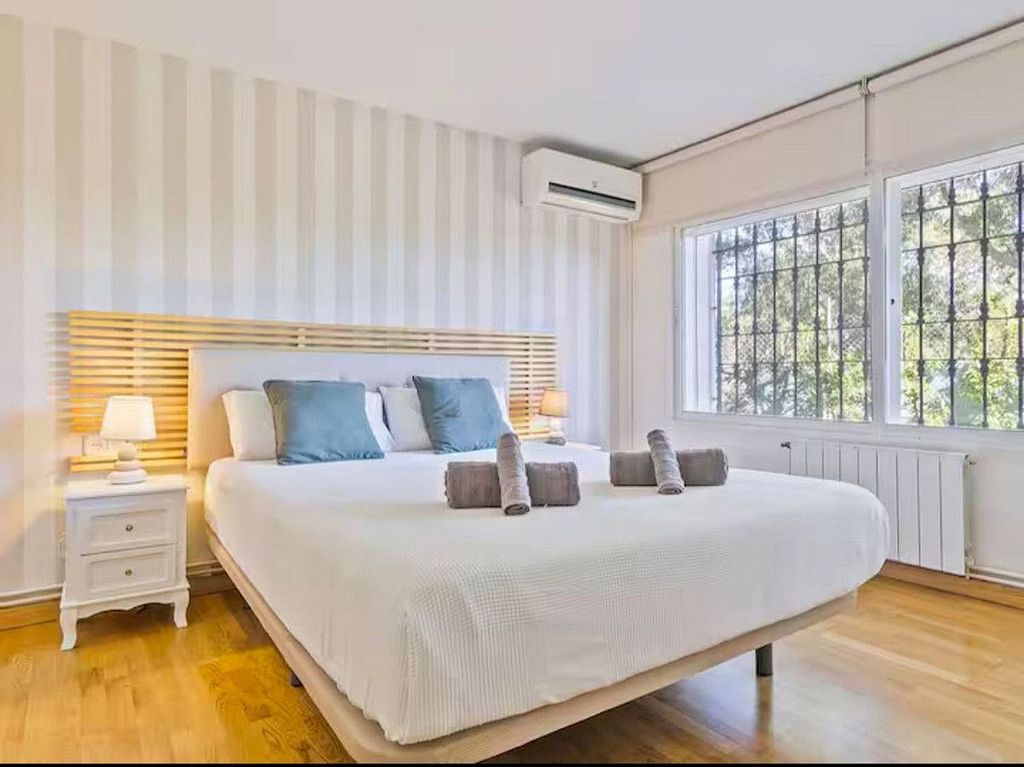 Six-bedroom villa with renovation potential in Elviria, Marbella East