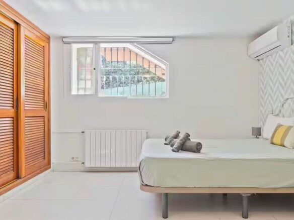 Six-bedroom villa with renovation potential in Elviria, Marbella East
