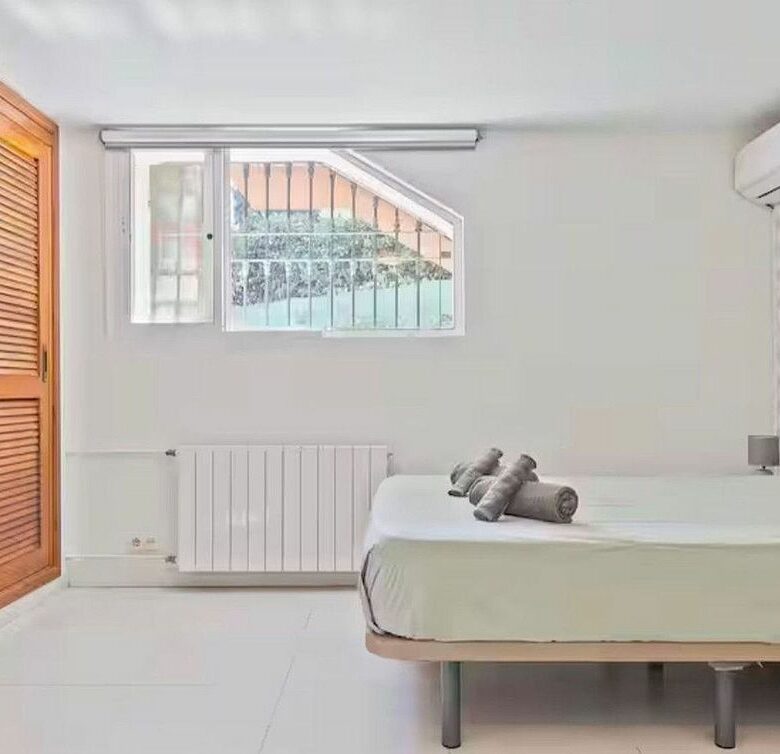 Six-bedroom villa with renovation potential in Elviria, Marbella East