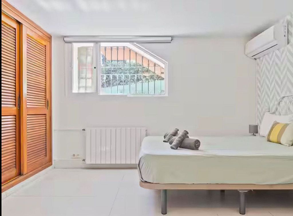 Six-bedroom villa with renovation potential in Elviria, Marbella East