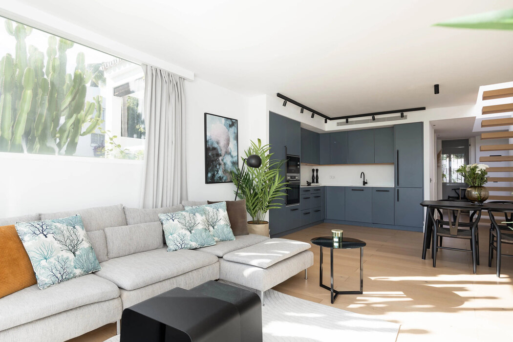 FOR SALE 🏡 Renovated Top-Floor Apartment with Golf and Sea Views – Aloha, Nueva Andalucía 🇪🇸