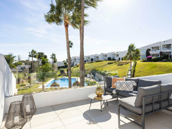 FOR SALE 🏡 Renovated Top-Floor Apartment with Golf and Sea Views – Aloha, Nueva Andalucía 🇪🇸