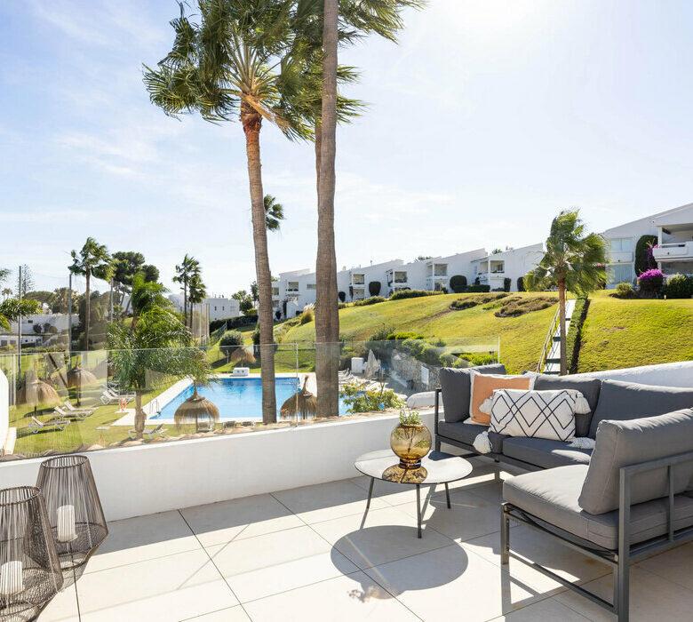FOR SALE 🏡 Renovated Top-Floor Apartment with Golf and Sea Views – Aloha, Nueva Andalucía 🇪🇸