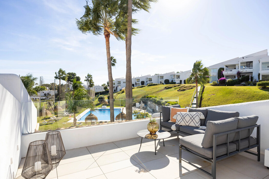 FOR SALE 🏡 Renovated Top-Floor Apartment with Golf and Sea Views – Aloha, Nueva Andalucía 🇪🇸