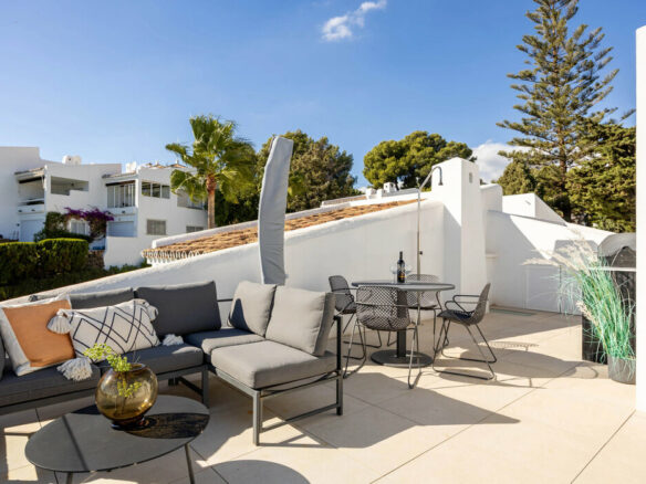 FOR SALE 🏡 Renovated Top-Floor Apartment with Golf and Sea Views – Aloha, Nueva Andalucía 🇪🇸
