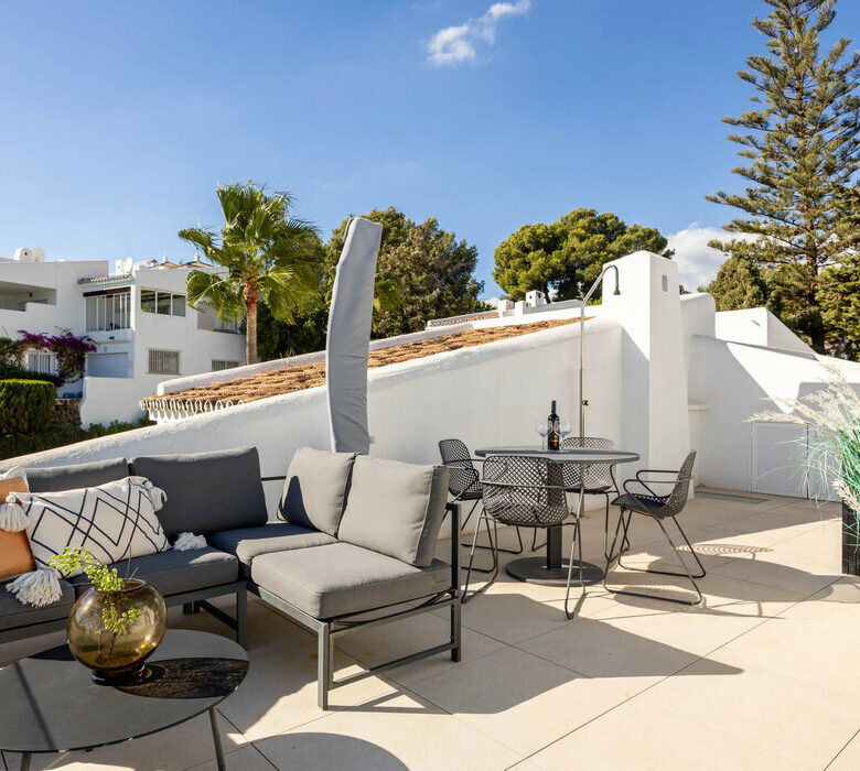 FOR SALE 🏡 Renovated Top-Floor Apartment with Golf and Sea Views – Aloha, Nueva Andalucía 🇪🇸
