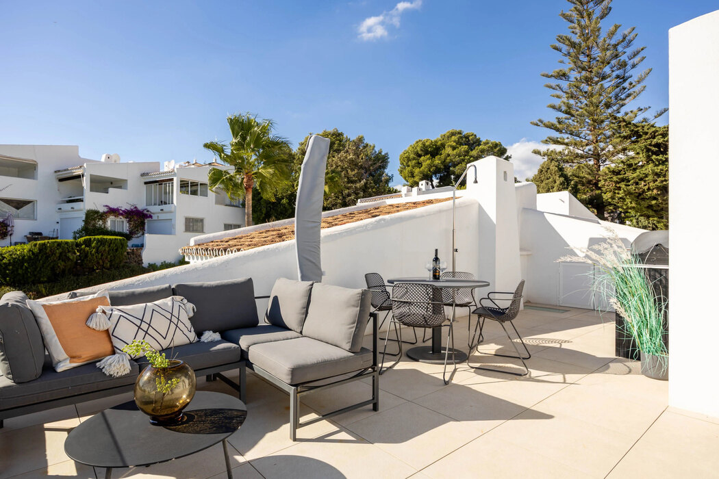 FOR SALE 🏡 Renovated Top-Floor Apartment with Golf and Sea Views – Aloha, Nueva Andalucía 🇪🇸