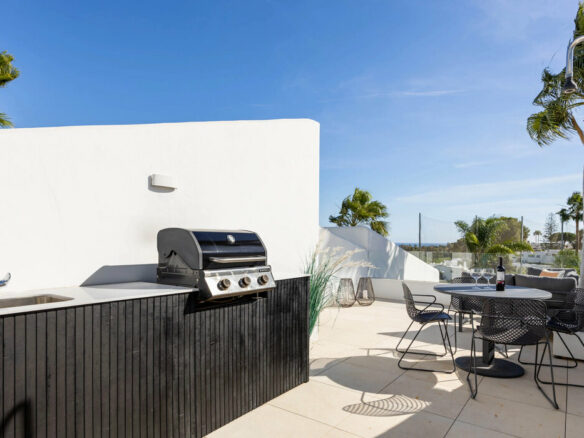 FOR SALE 🏡 Renovated Top-Floor Apartment with Golf and Sea Views – Aloha, Nueva Andalucía 🇪🇸