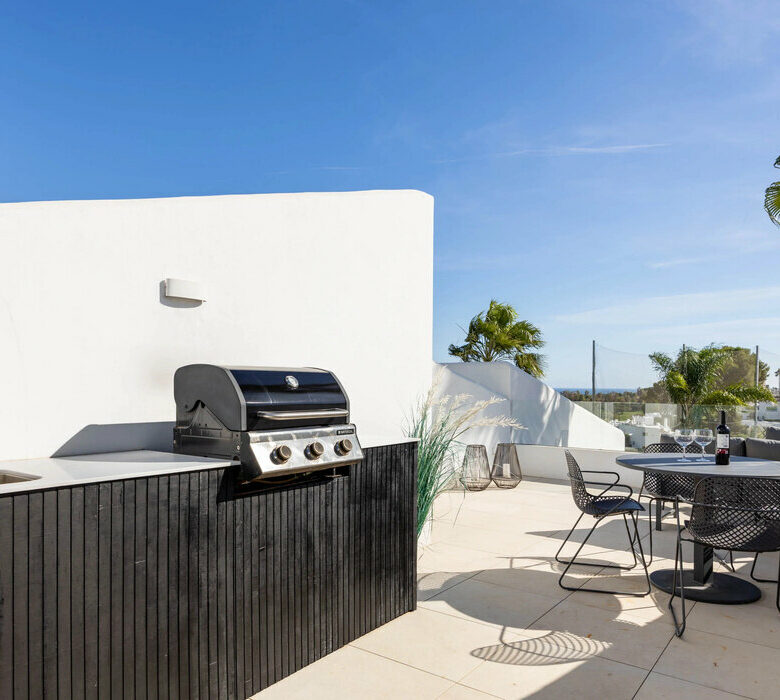 FOR SALE 🏡 Renovated Top-Floor Apartment with Golf and Sea Views – Aloha, Nueva Andalucía 🇪🇸