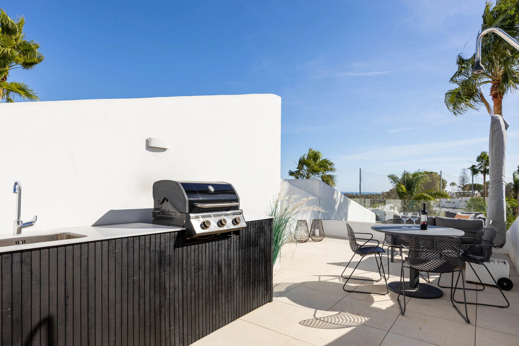 FOR SALE 🏡 Renovated Top-Floor Apartment with Golf and Sea Views – Aloha, Nueva Andalucía 🇪🇸