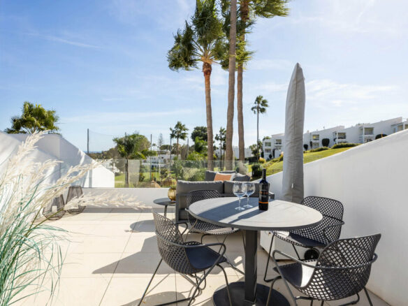 FOR SALE 🏡 Renovated Top-Floor Apartment with Golf and Sea Views – Aloha, Nueva Andalucía 🇪🇸