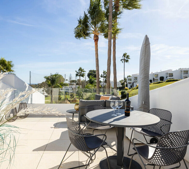 FOR SALE 🏡 Renovated Top-Floor Apartment with Golf and Sea Views – Aloha, Nueva Andalucía 🇪🇸