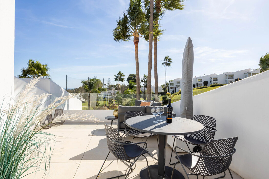 FOR SALE 🏡 Renovated Top-Floor Apartment with Golf and Sea Views – Aloha, Nueva Andalucía 🇪🇸