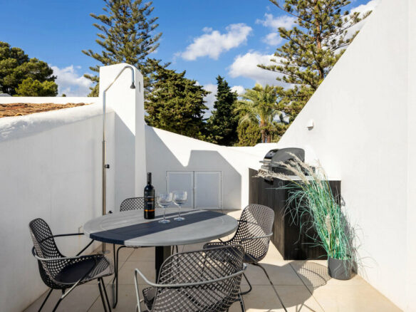 FOR SALE 🏡 Renovated Top-Floor Apartment with Golf and Sea Views – Aloha, Nueva Andalucía 🇪🇸