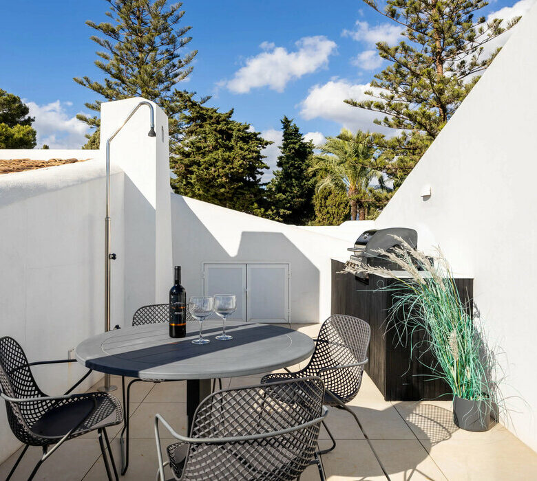 FOR SALE 🏡 Renovated Top-Floor Apartment with Golf and Sea Views – Aloha, Nueva Andalucía 🇪🇸