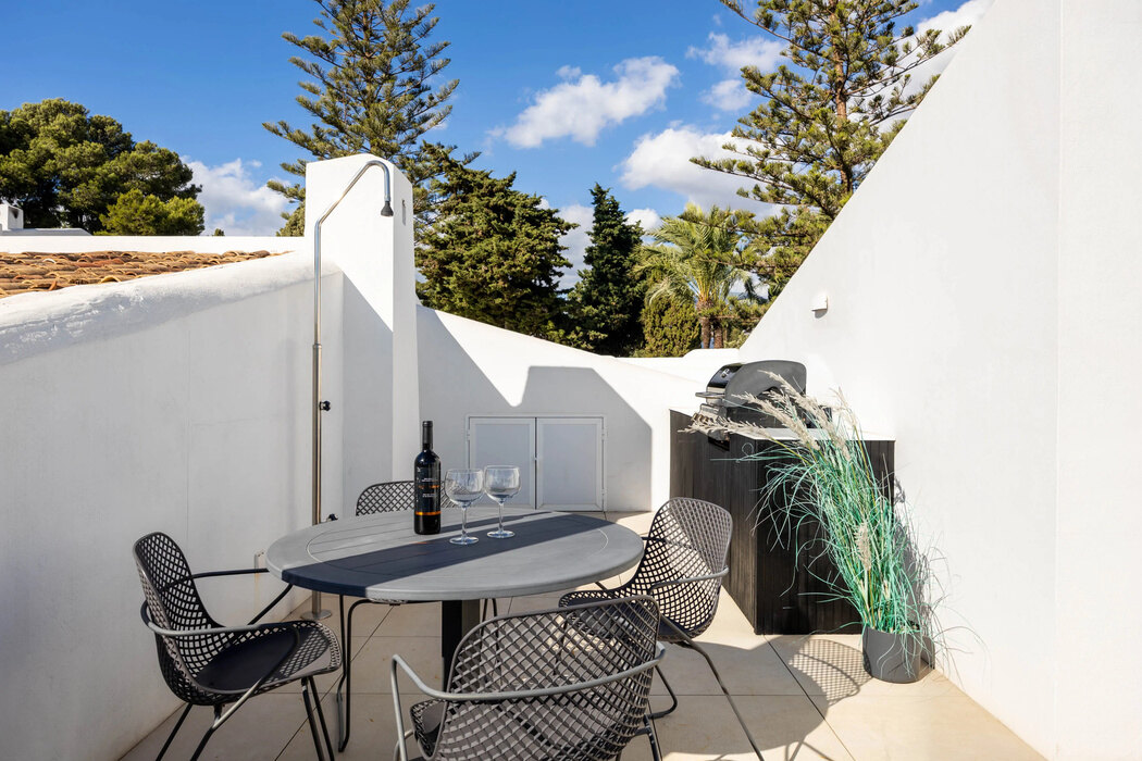 FOR SALE 🏡 Renovated Top-Floor Apartment with Golf and Sea Views – Aloha, Nueva Andalucía 🇪🇸