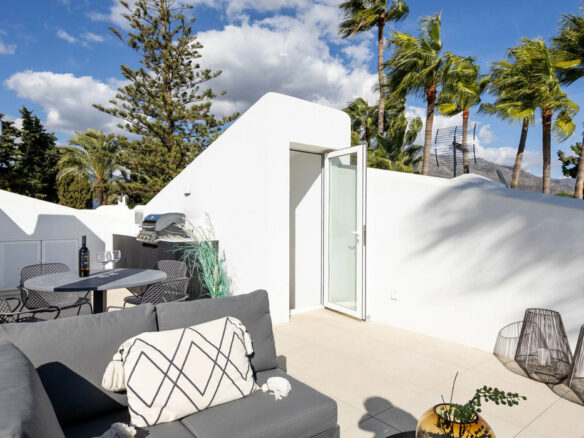 FOR SALE 🏡 Renovated Top-Floor Apartment with Golf and Sea Views – Aloha, Nueva Andalucía 🇪🇸