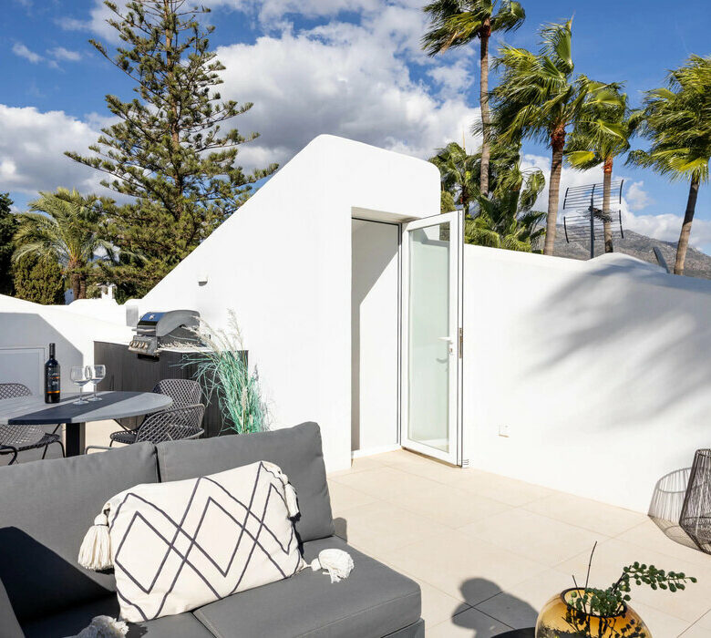 FOR SALE 🏡 Renovated Top-Floor Apartment with Golf and Sea Views – Aloha, Nueva Andalucía 🇪🇸