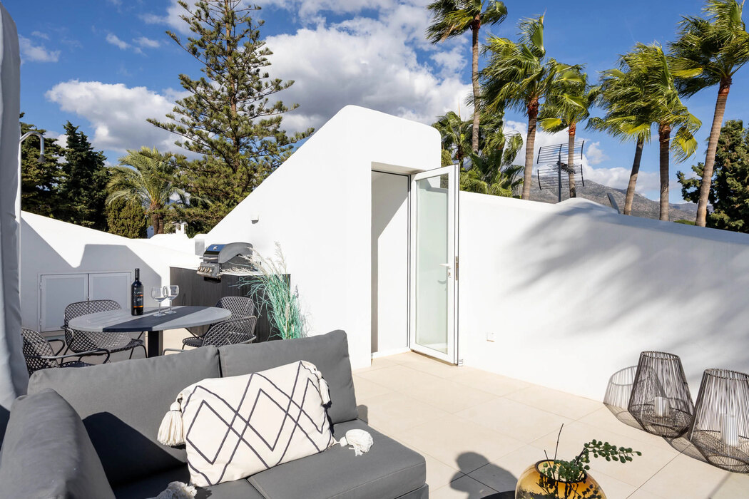 FOR SALE 🏡 Renovated Top-Floor Apartment with Golf and Sea Views – Aloha, Nueva Andalucía 🇪🇸