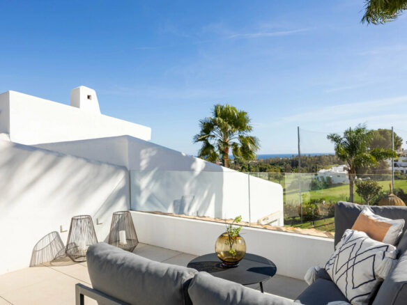 FOR SALE 🏡 Renovated Top-Floor Apartment with Golf and Sea Views – Aloha, Nueva Andalucía 🇪🇸