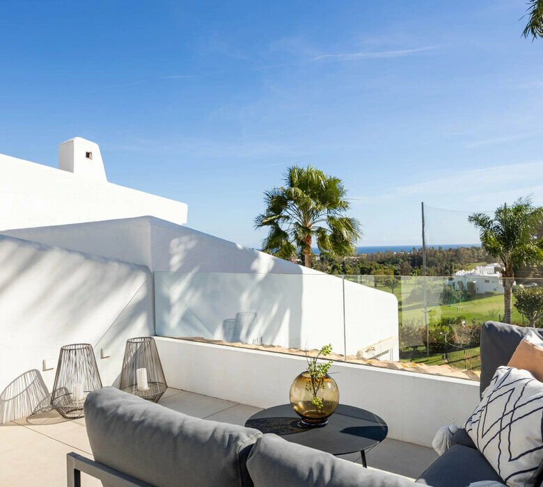 FOR SALE 🏡 Renovated Top-Floor Apartment with Golf and Sea Views – Aloha, Nueva Andalucía 🇪🇸