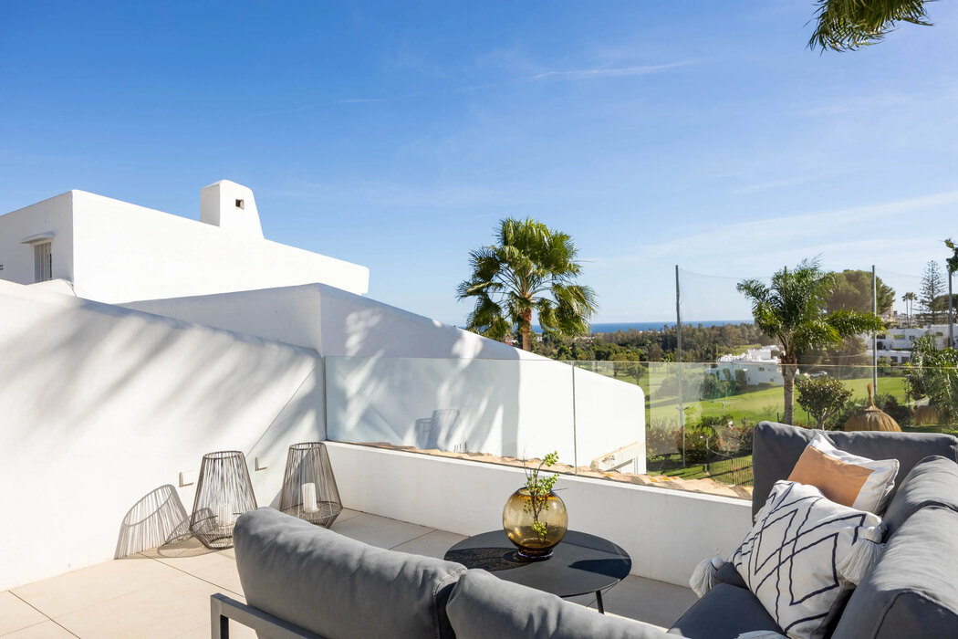FOR SALE 🏡 Renovated Top-Floor Apartment with Golf and Sea Views – Aloha, Nueva Andalucía 🇪🇸