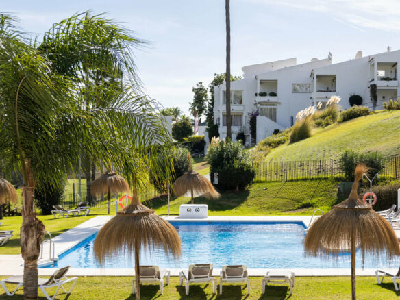 FOR SALE 🏡 Renovated Top-Floor Apartment with Golf and Sea Views – Aloha, Nueva Andalucía 🇪🇸