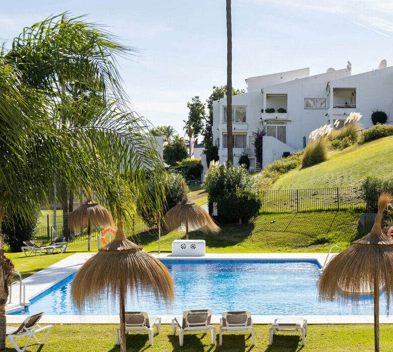 FOR SALE 🏡 Renovated Top-Floor Apartment with Golf and Sea Views – Aloha, Nueva Andalucía 🇪🇸