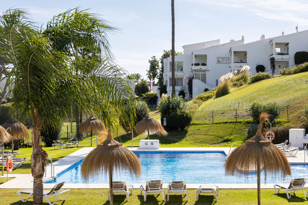 FOR SALE 🏡 Renovated Top-Floor Apartment with Golf and Sea Views – Aloha, Nueva Andalucía 🇪🇸