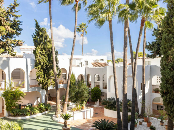 FOR SALE 🏡 Renovated Top-Floor Apartment with Golf and Sea Views – Aloha, Nueva Andalucía 🇪🇸