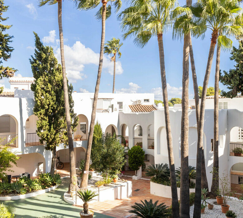 FOR SALE 🏡 Renovated Top-Floor Apartment with Golf and Sea Views – Aloha, Nueva Andalucía 🇪🇸