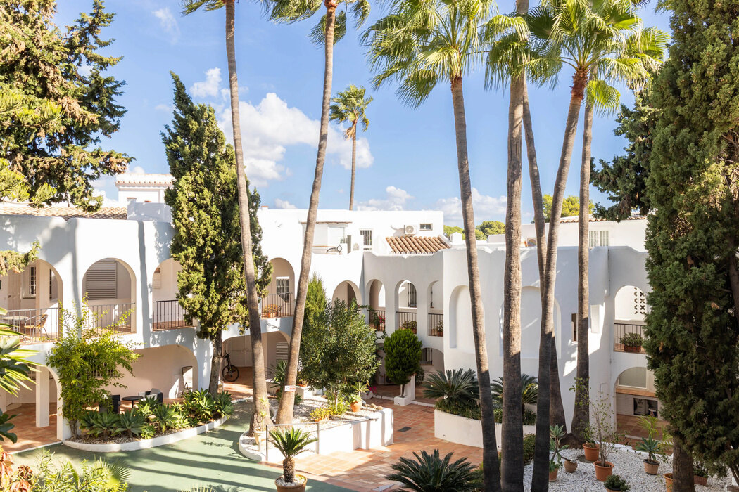 FOR SALE 🏡 Renovated Top-Floor Apartment with Golf and Sea Views – Aloha, Nueva Andalucía 🇪🇸