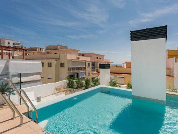 FOR SALE 🏡 Top-Floor Apartment with Rooftop Pool 60 m from the Beach – Estepona Town 🇪🇸