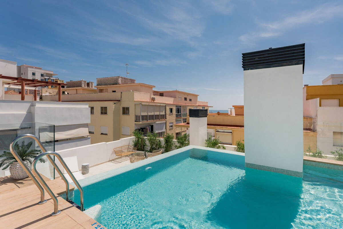 FOR SALE 🏡 Top-Floor Apartment with Rooftop Pool 60 m from the Beach – Estepona Town 🇪🇸