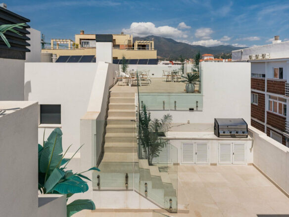 FOR SALE 🏡 Top-Floor Apartment with Rooftop Pool 60 m from the Beach – Estepona Town 🇪🇸