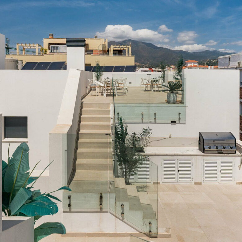 FOR SALE 🏡 Top-Floor Apartment with Rooftop Pool 60 m from the Beach – Estepona Town 🇪🇸