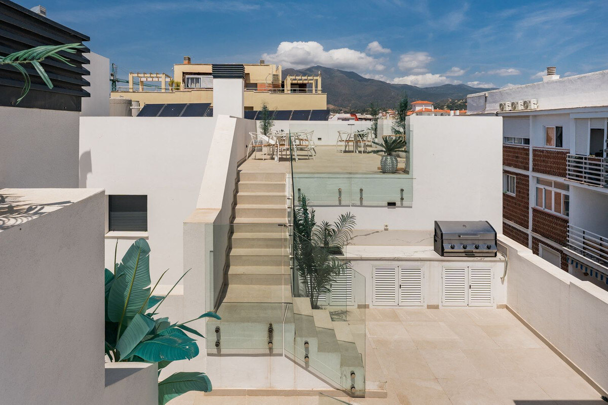 FOR SALE 🏡 Top-Floor Apartment with Rooftop Pool 60 m from the Beach – Estepona Town 🇪🇸