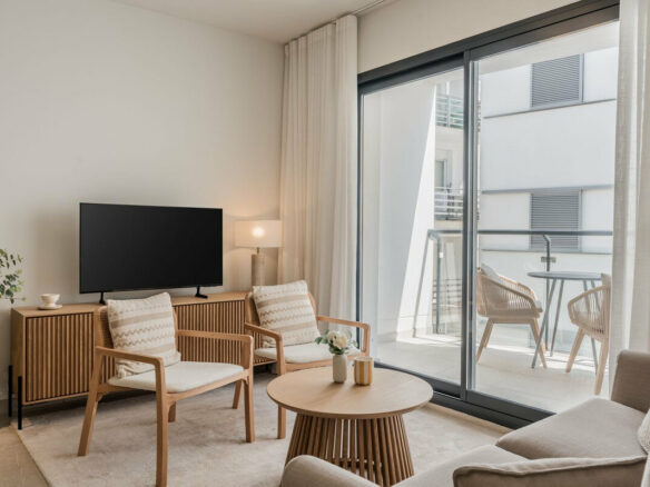 FOR SALE 🏡 Top-Floor Apartment with Rooftop Pool 60 m from the Beach – Estepona Town 🇪🇸