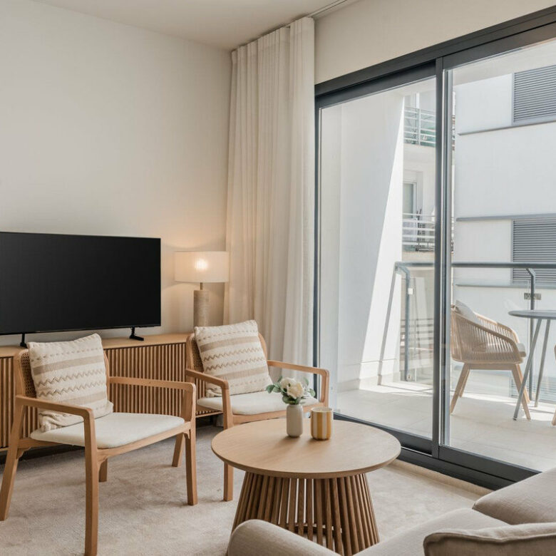 FOR SALE 🏡 Top-Floor Apartment with Rooftop Pool 60 m from the Beach – Estepona Town 🇪🇸