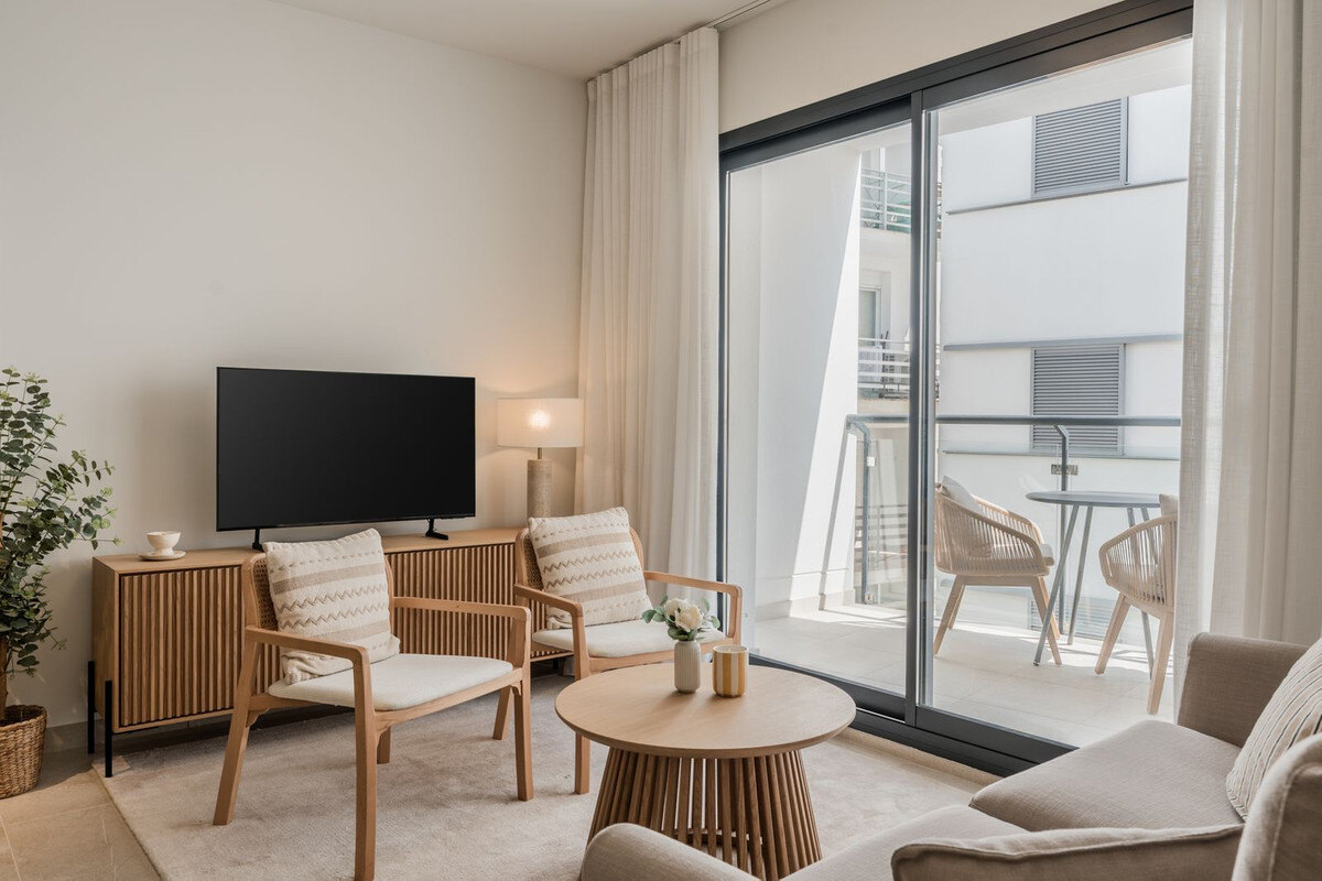 FOR SALE 🏡 Top-Floor Apartment with Rooftop Pool 60 m from the Beach – Estepona Town 🇪🇸