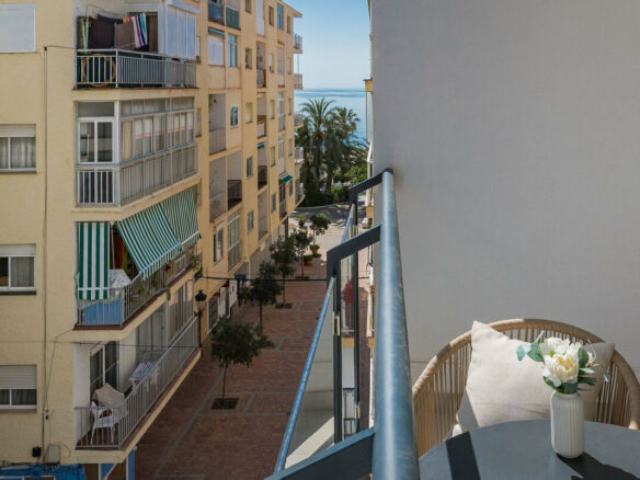 FOR SALE 🏡 Top-Floor Apartment with Rooftop Pool 60 m from the Beach – Estepona Town 🇪🇸