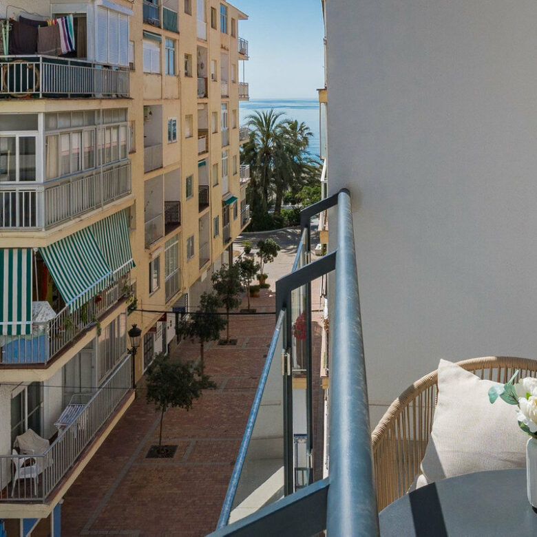FOR SALE 🏡 Top-Floor Apartment with Rooftop Pool 60 m from the Beach – Estepona Town 🇪🇸