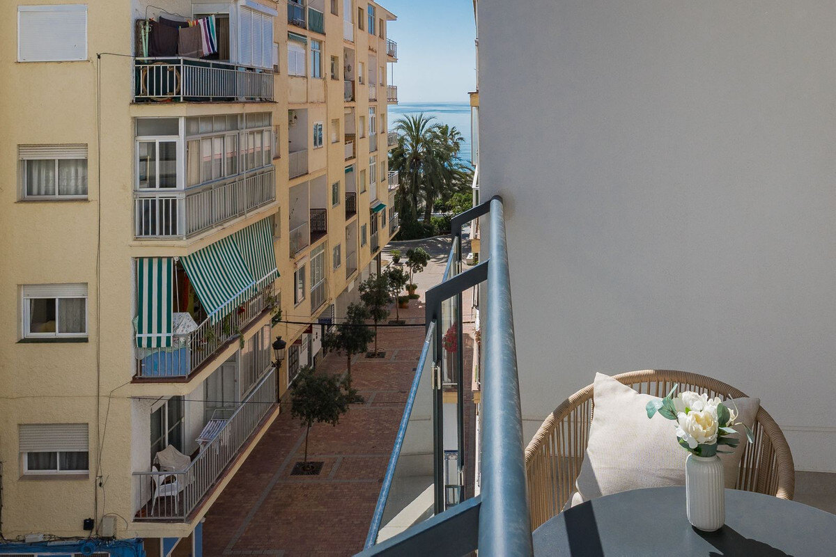FOR SALE 🏡 Top-Floor Apartment with Rooftop Pool 60 m from the Beach – Estepona Town 🇪🇸