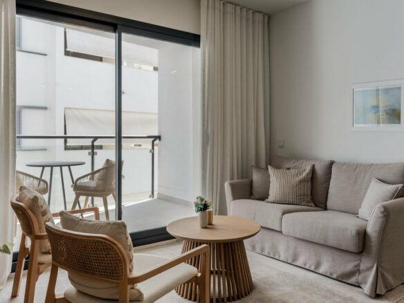 FOR SALE 🏡 Top-Floor Apartment with Rooftop Pool 60 m from the Beach – Estepona Town 🇪🇸
