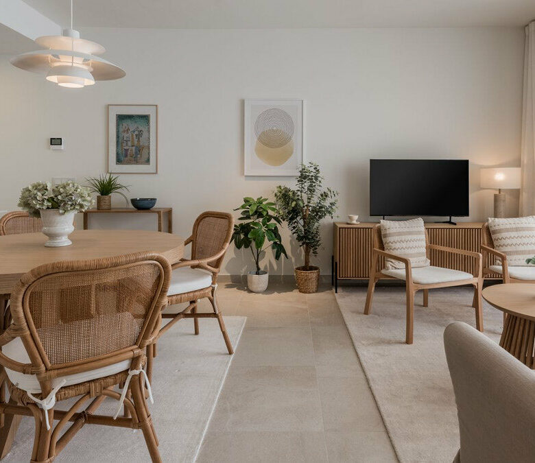 FOR SALE 🏡 Top-Floor Apartment with Rooftop Pool 60 m from the Beach – Estepona Town 🇪🇸