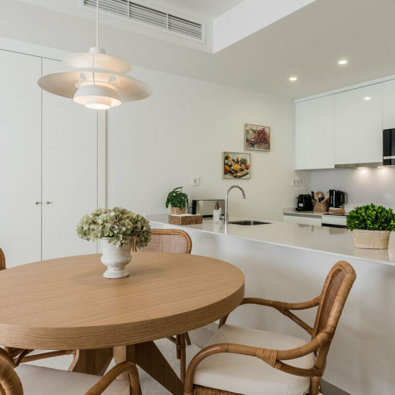 FOR SALE 🏡 Top-Floor Apartment with Rooftop Pool 60 m from the Beach – Estepona Town 🇪🇸